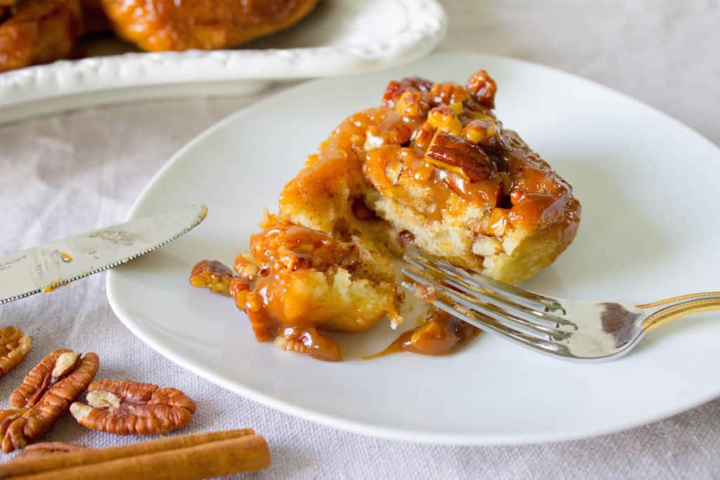 caramel sticky pecan buns