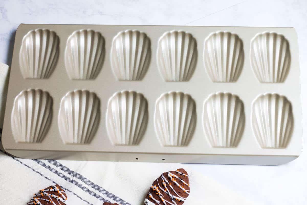 Chocolate Madeleines: Rich and moist, little chocolate cakes! Recipe via MonPetitFour.com