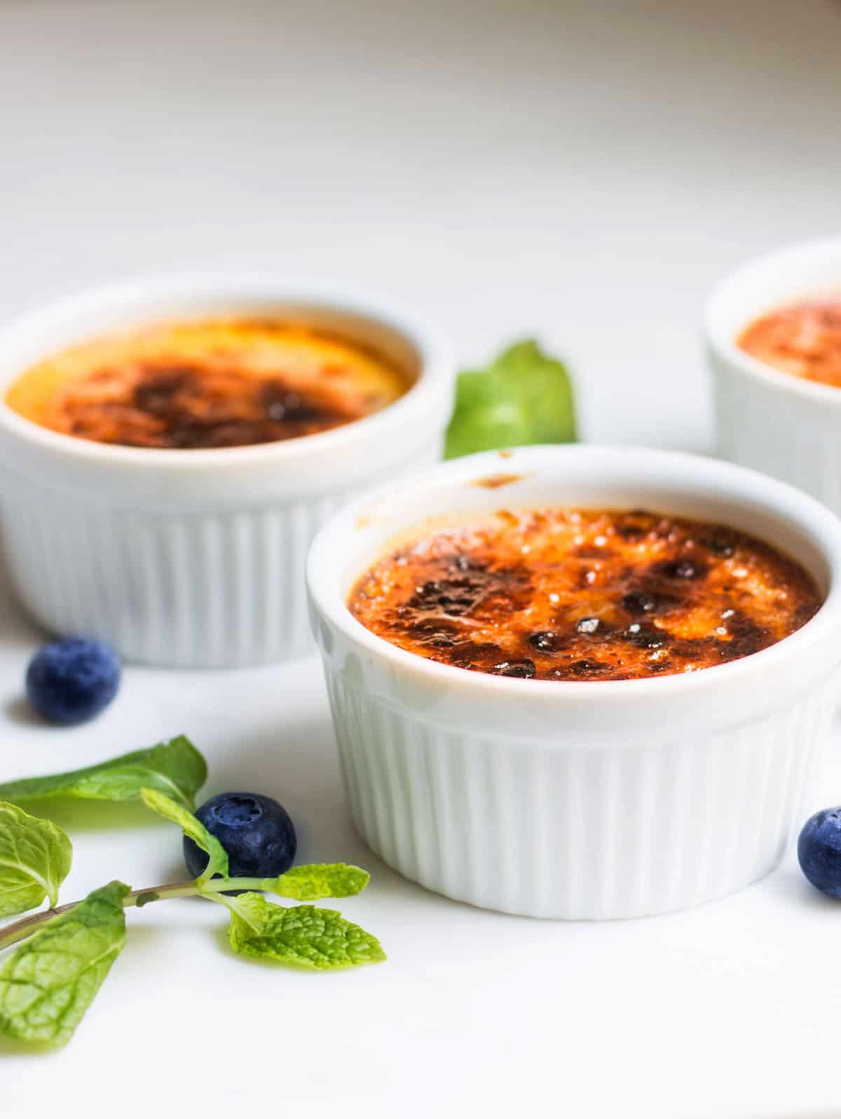 Creme Brulee without a torch! Make vanilla creme brulee with an irresistible sugar topping at home with this recipe! via MonPetitFour.com