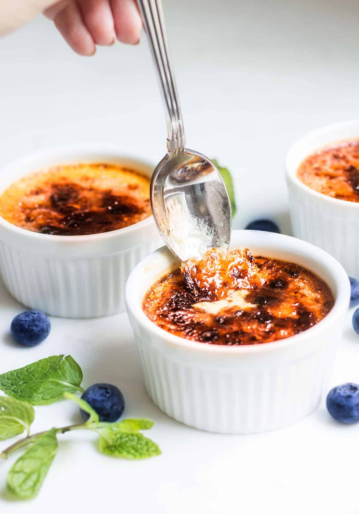Creme Brulee without a torch! Make vanilla creme brulee with an irresistible sugar topping at home with this recipe! via MonPetitFour.com