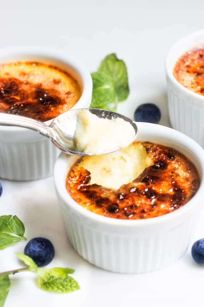 Creme Brulee without a torch! Make vanilla creme brulee with an irresistible sugar topping at home with this recipe! via MonPetitFour.com