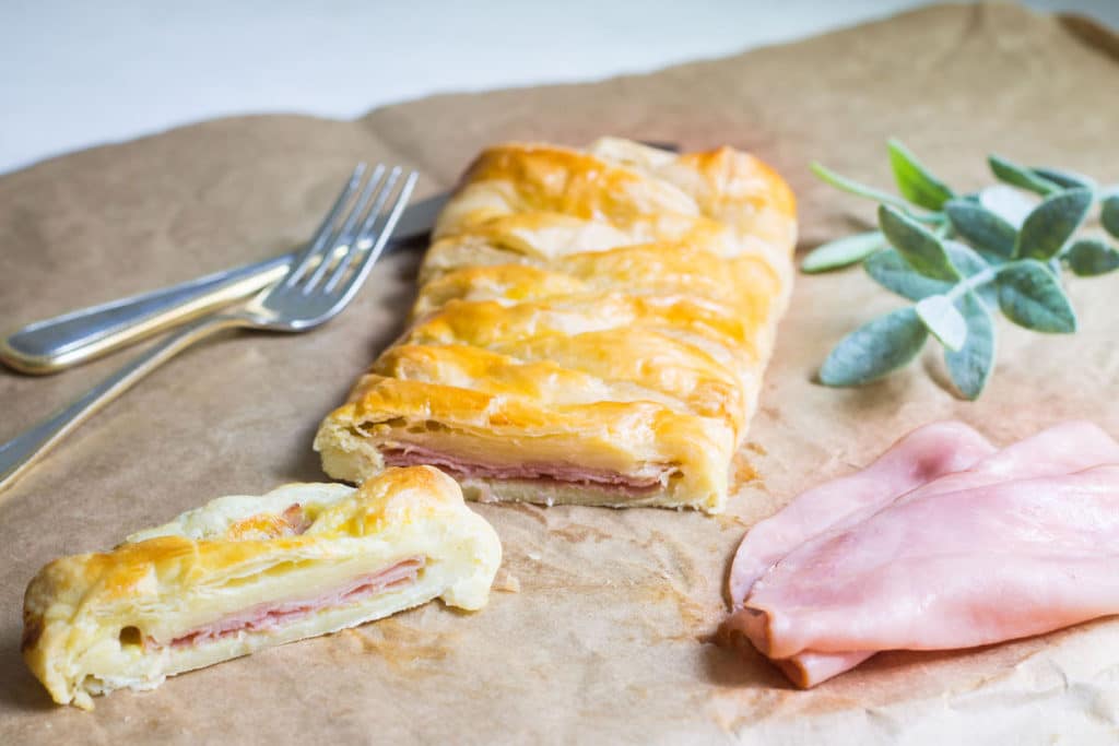 Ham and Cheese Pastry Braid: crowd-pleasing breakfast dish or appetizer! Recipe via MonPetitFour.com