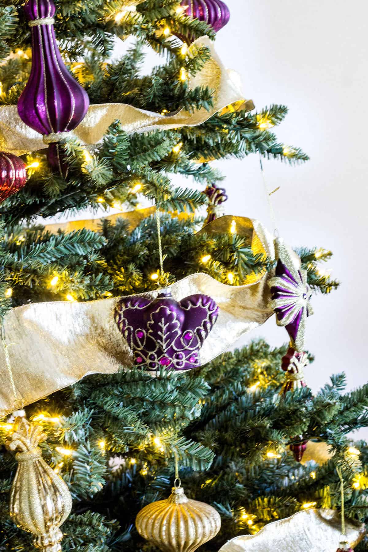 A French-inspired Christmas tree. In partnership with Balsam Hill. #BalsamHill #sponsored via MonPetitFour.com