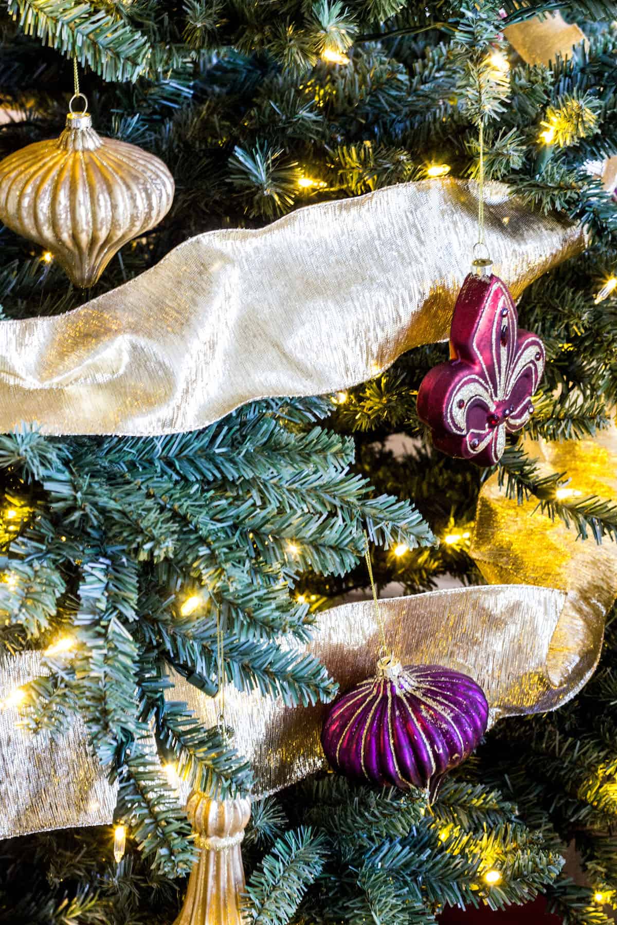 A French-inspired Christmas tree. In partnership with Balsam Hill. #BalsamHill #sponsored via MonPetitFour.com