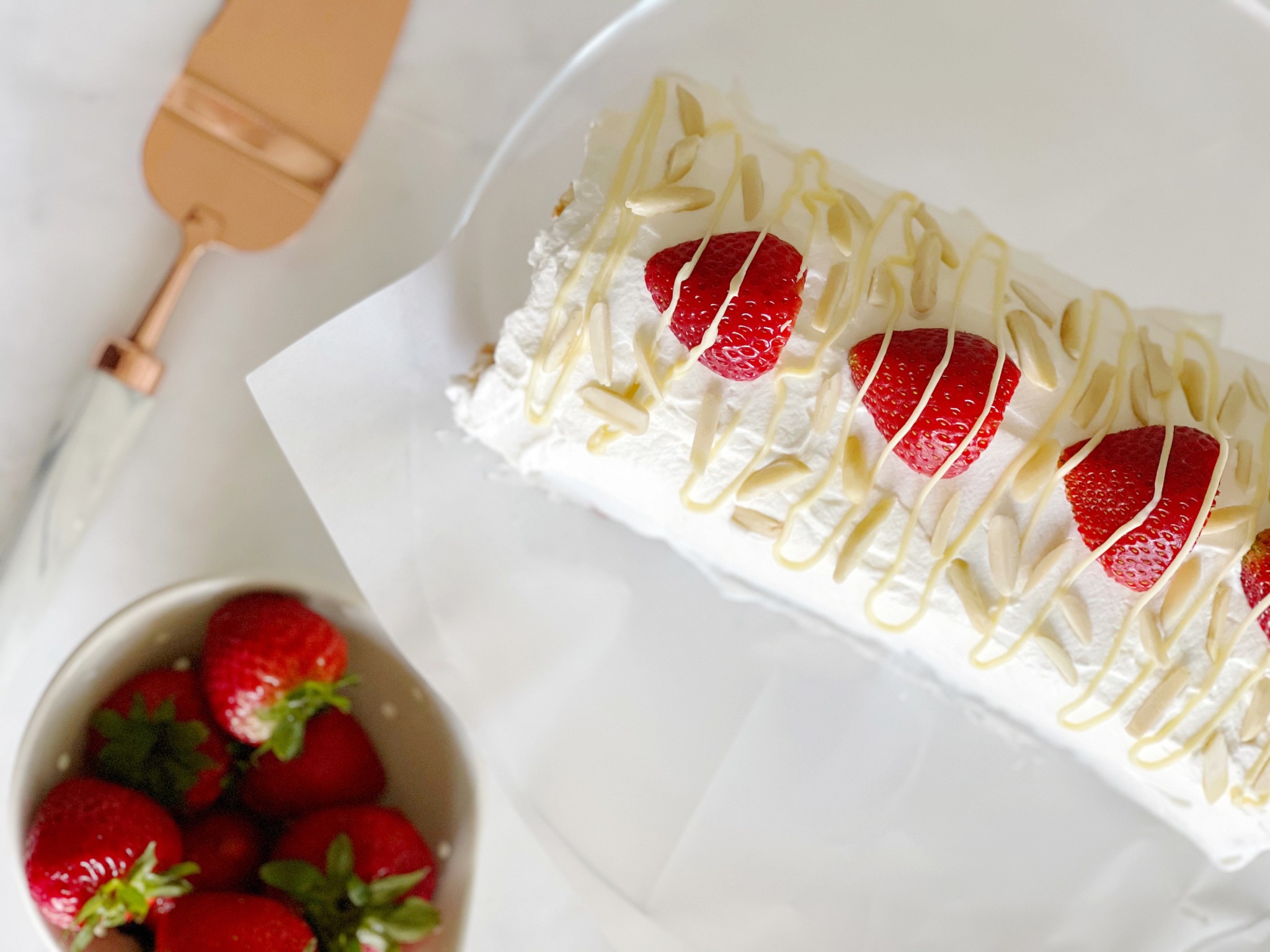 Top of the swiss roll cake image
